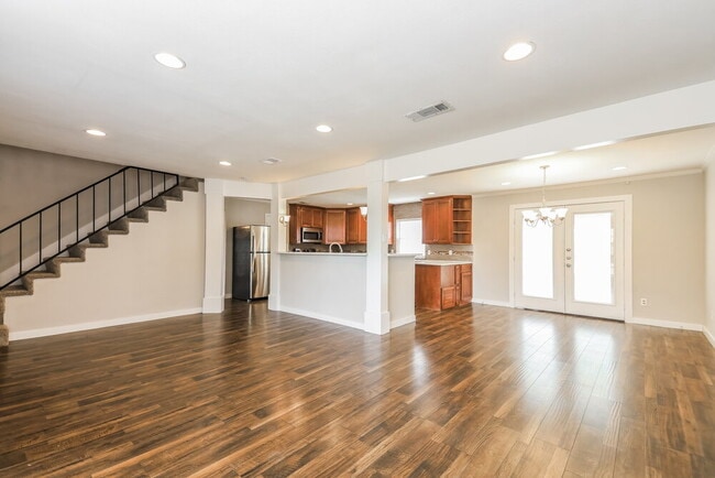 Building Photo - 2325 Woodhollow Ave