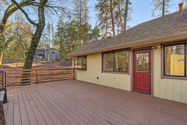 Building Photo - Beautiful 3BR/3BA Home on 1 Acre in Gated ...