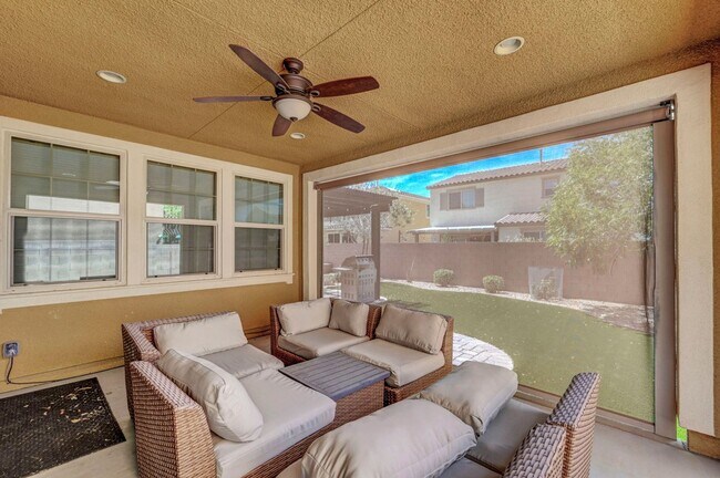 Building Photo - 4 bedroom home with 2 primary bedrooms! On...