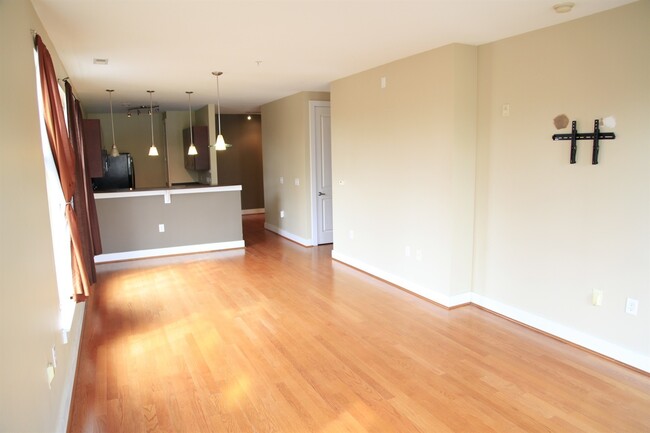 Building Photo - Ideal corner unit! 2bd/2bth home overlooki...