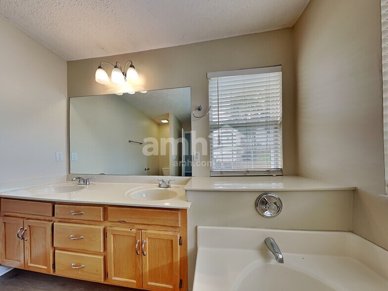 Building Photo - 3000 S Waterford Ct