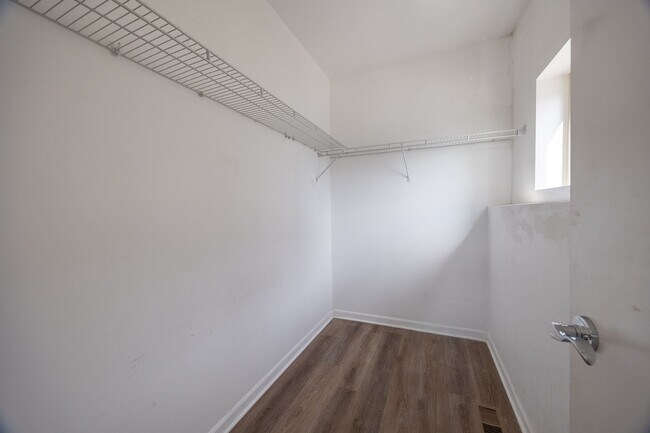 Building Photo - Spacious 2BR/2.5BA Duplex-Up in Humboldt Park with In-Unit Laundry!
