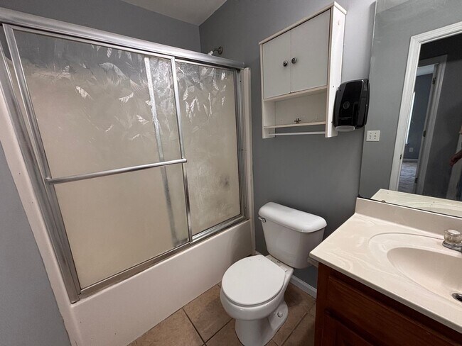 Building Photo - 5 Bedrooms- 3 Bathroom- House in West Rome!