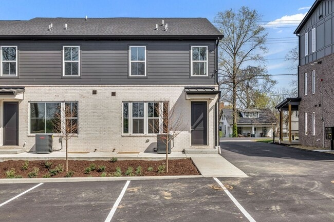 Building Photo - 425 Veritas St