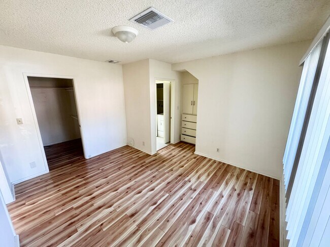 Building Photo - Spacious 2 bedroom, 2 bathroom