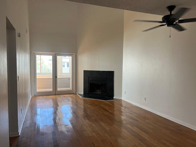 Building Photo - Spacious 3 Bed, 2 Full Bath Townhome near the Highline Canel!