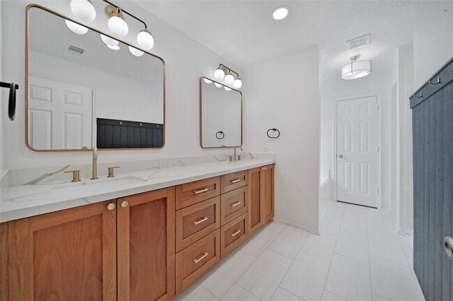 Building Photo - 5802 Spring Sunrise Dr