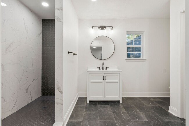 Building Photo - Stunning 2 Bedroom 2 Bath in the heart of ...