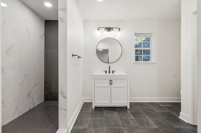 Building Photo - Stunning 2 Bedroom 2 Bath in the heart of Tulsa!