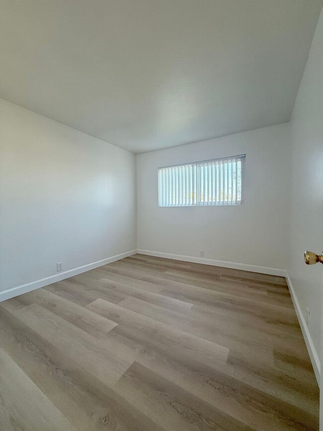 Building Photo - 4 Bed +2 Bath + 2 Car Garage - New Kitchen...