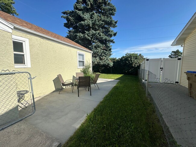 Building Photo - 2 Bedroom Home