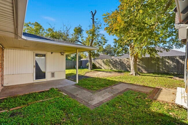 Building Photo - 2518 Henderson Ln