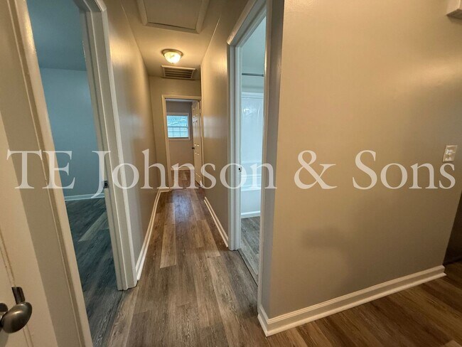 Building Photo - Modern Comfort with a Fenced Yard in Winston-Salem