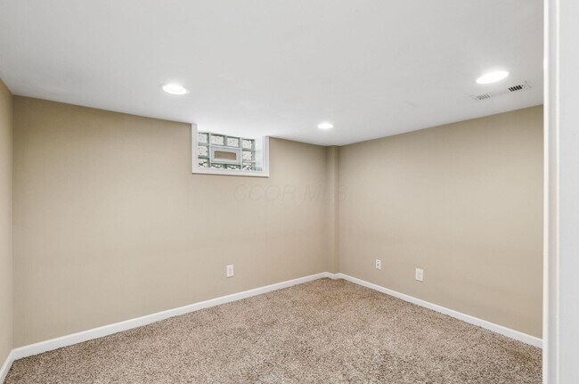 Building Photo - 557 E Royal Forest Blvd