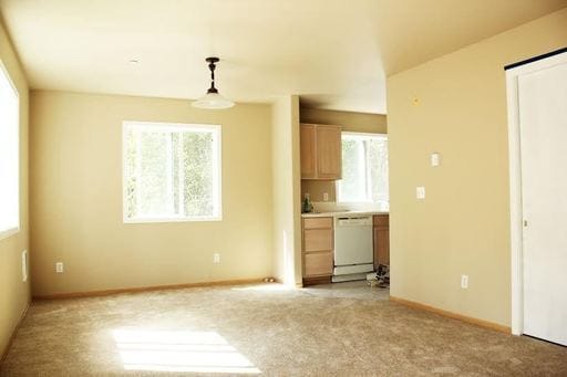 Building Photo - Lovely Silver Lake Townhome with Garage- AVAILABLE NOW