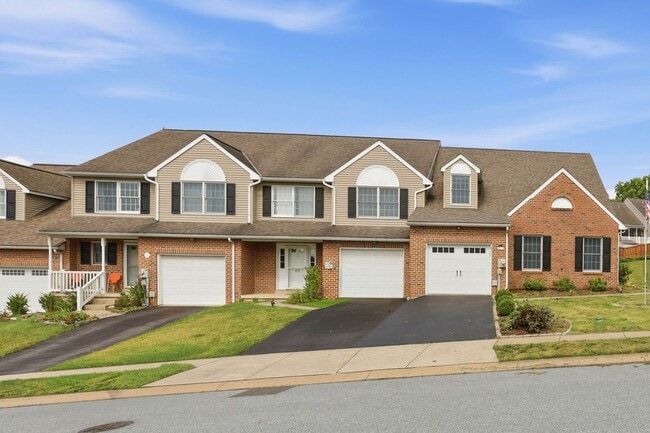 Building Photo - Beautiful 3 BR End Unit Townhouse in Summit Hills!