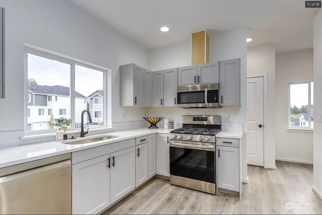 Building Photo - Beautiful, private 2 bed, 2.5 bath townhou...