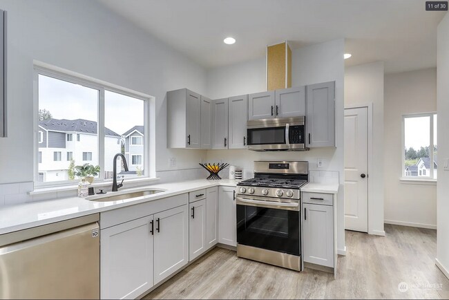 Building Photo - Beautiful, private 2 bed, 2.5 bath townhouse in Silverdale