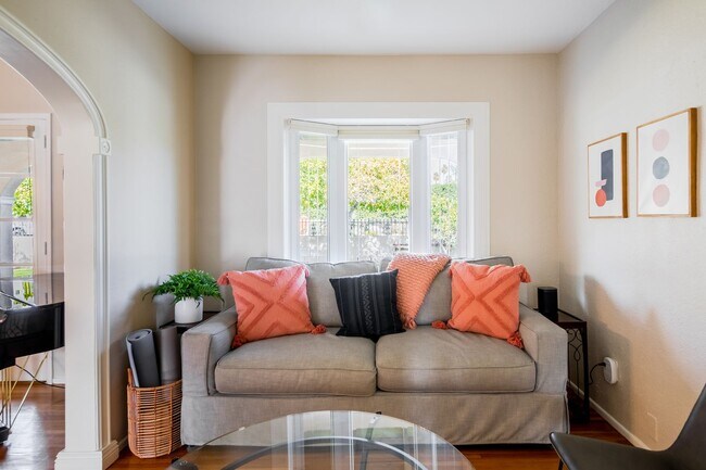 Building Photo - Movie Colony Oasis - Peaceful, Walk to Dow...