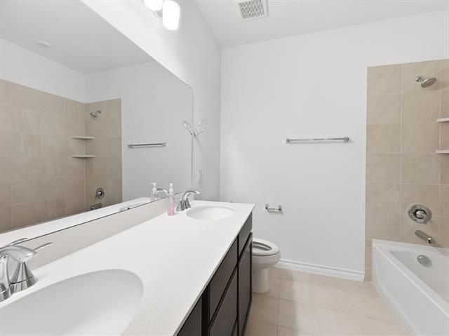 Building Photo - 663 Saxony Dr