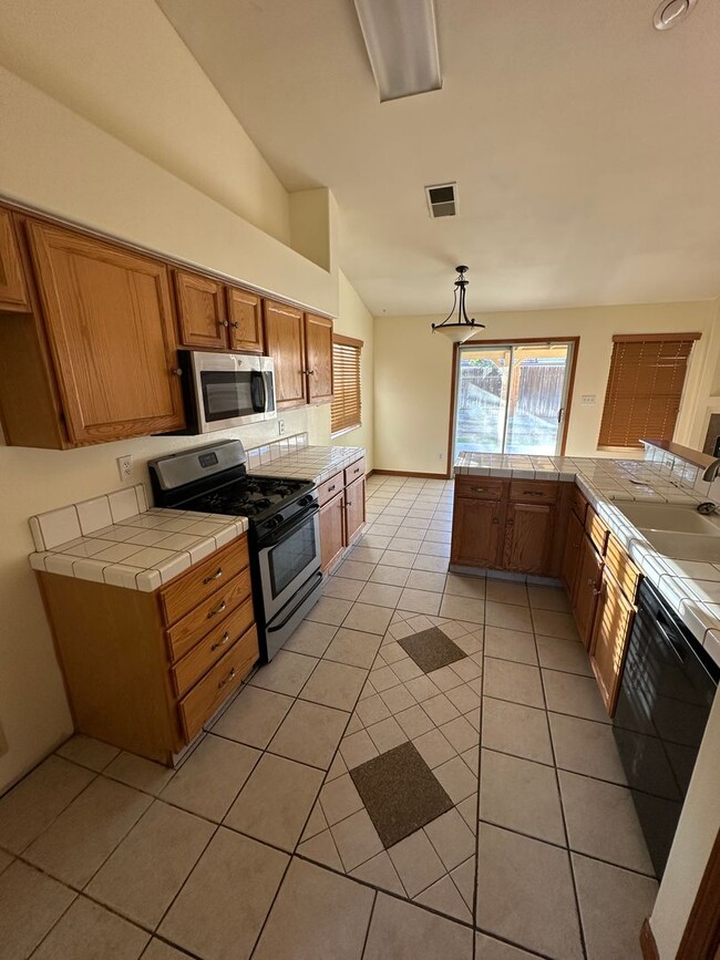 Building Photo - Spacious 5-Bedroom Home in Bakersfield, CA!