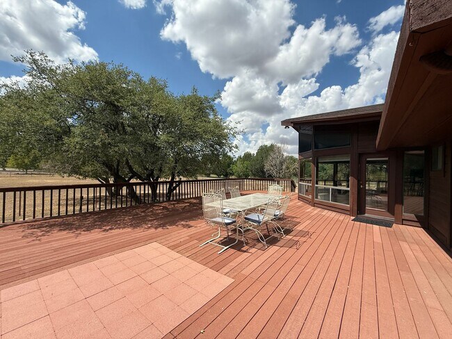 Building Photo - Custom home on 3 acres in Williamson Valley