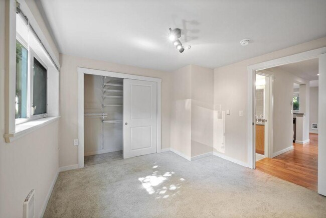 Building Photo - Spacious, updated 1 bed/1 bath condo in Re...