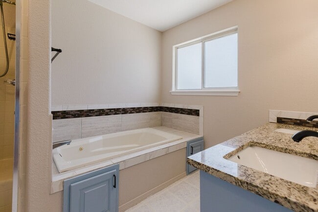 Building Photo - MOVE IN SPECIAL: $500 off the First Month ...