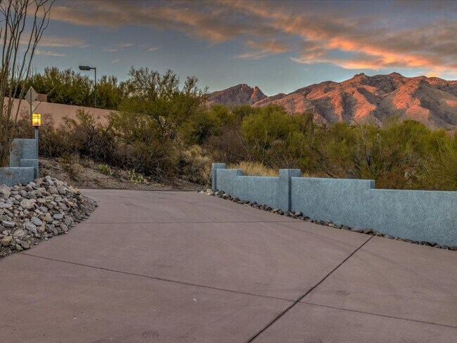 Building Photo - 4 Bedrooms, 3 Bathrooms