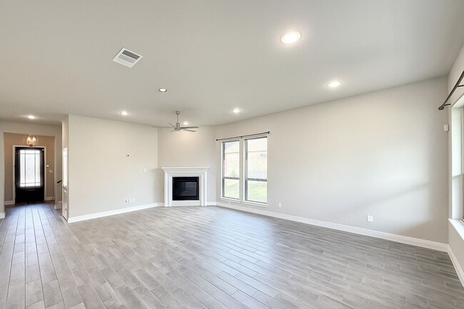 Building Photo - Gorgeous 4-Bedroom Home in Woodbridge Esta...