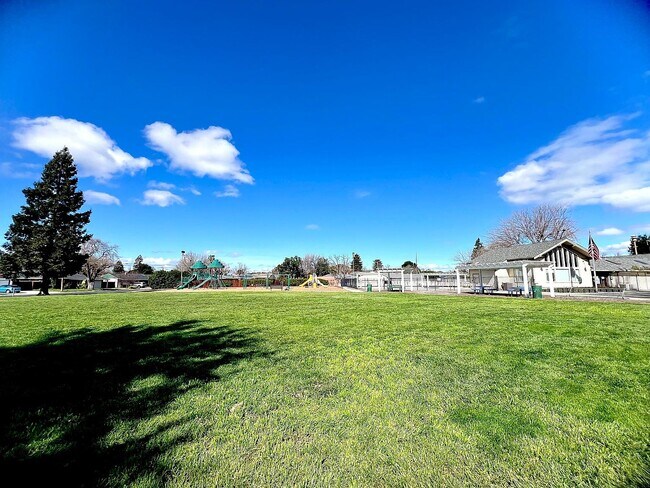 Building Photo - 2152 Athene Dr