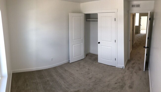 Building Photo - Pet Friendly Gorgeous Row End Townhome w 2...