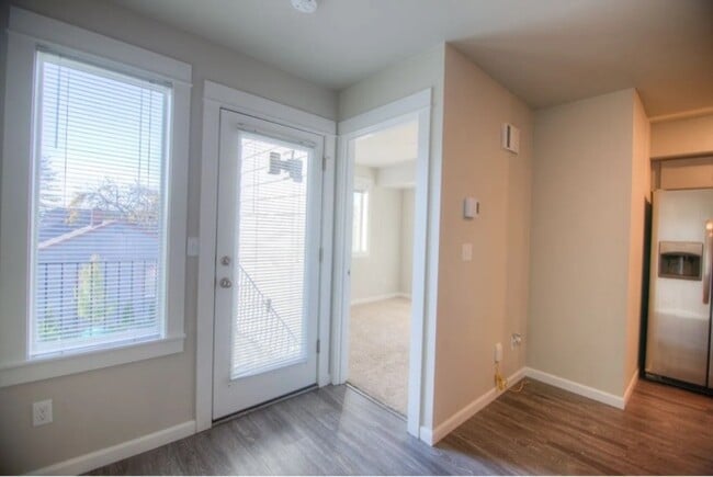 Building Photo - 607 NE 92nd Ave