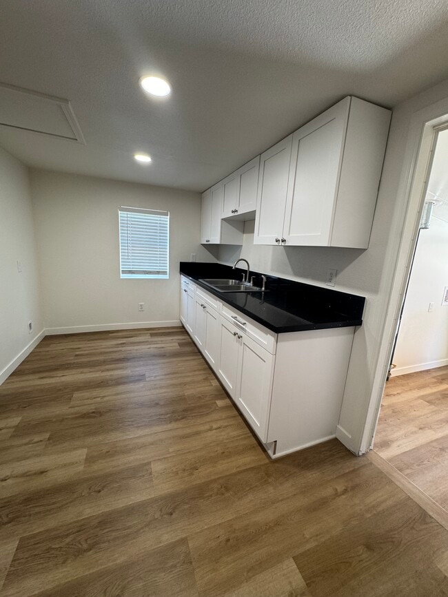 Building Photo - 40253 Johnston Ave