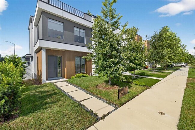 Building Photo - 423 W Amelia Ave