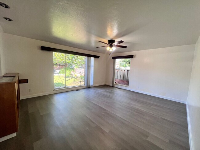 Building Photo - 37565 2nd St
