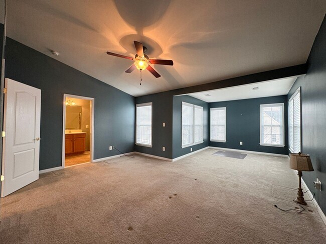 Building Photo - Stunning 3 Bed 2/2 Bath End-Unit Townhome In Desired Stone Ridge South