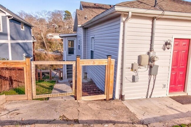 Building Photo - 1002 Boylston St