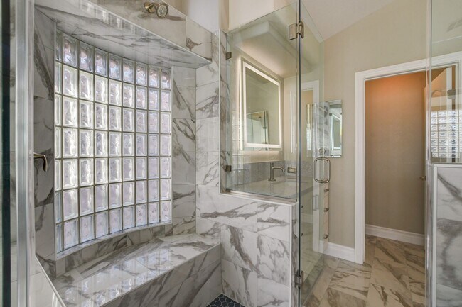 Building Photo - COMING SOON!! $1000 off 1st months Rent Guard-Gated Golf Course Living on the 14th Green!