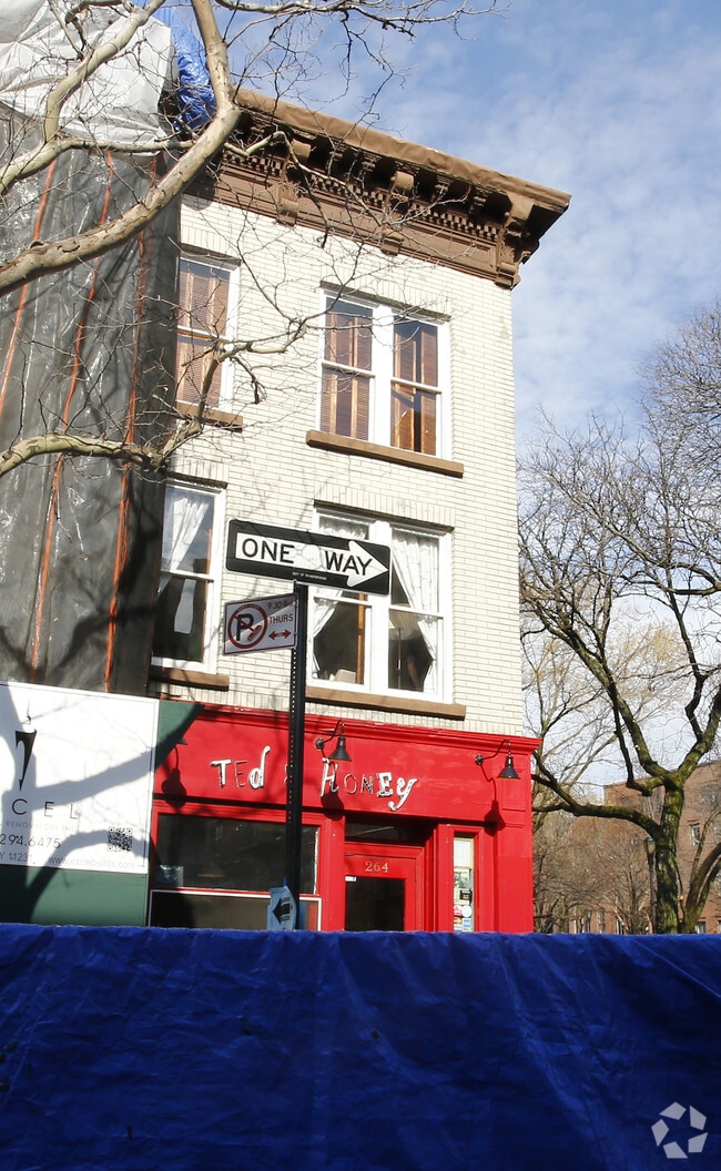 Building Photo - 264 Clinton St