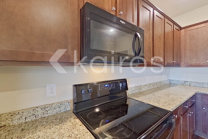 Building Photo - 10994 Lakeview Cir