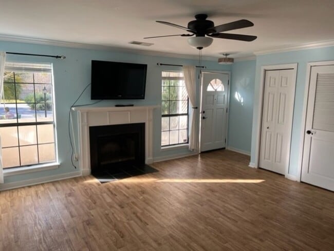 Building Photo - Great Location!! 2 Bedroom Condo- First Mo...
