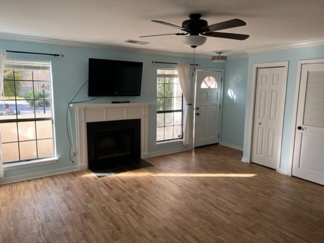 Building Photo - Great Location!! 2 Bedroom Condo