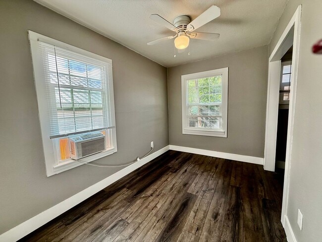 Building Photo - Cute Studio Home available NOW