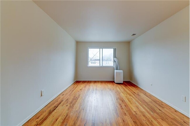 Building Photo - 6 College Dr