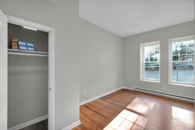 Building Photo - 439 Walnut St