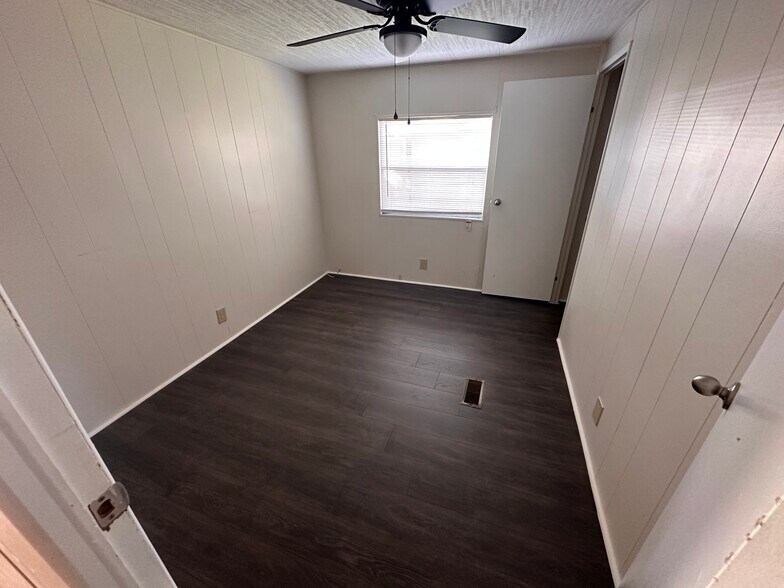 Building Photo - 1815 Woodcrest Dr