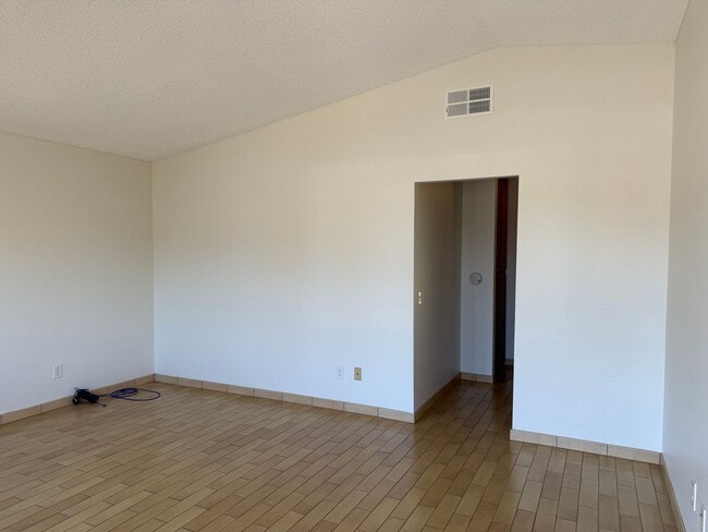 Building Photo - Charming 2-Bed, 2-Bath Duplex with Gardener's Backyard!