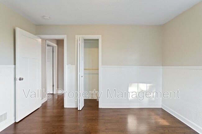 Building Photo - 1025 Terrace Dr NW