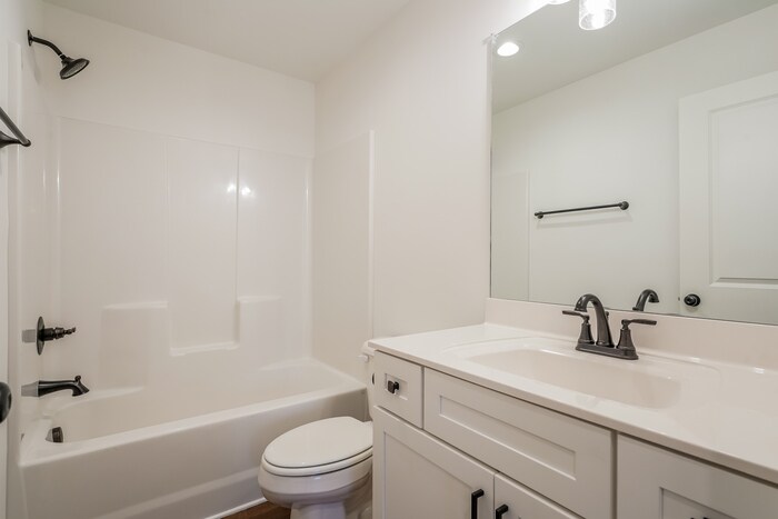 Building Photo - 658 19th Ave W